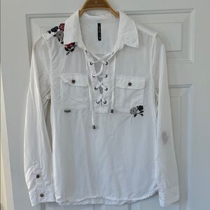 Alp n Rock White Lace-Up white blouse with embroidered flowers